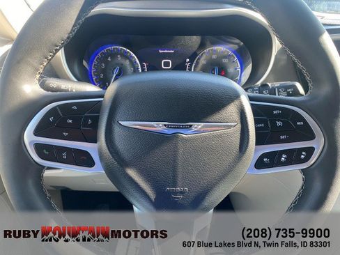 Used 2023 Chrysler Pacifica Touring-L image 16