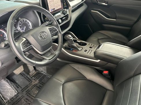 Used 2023 Toyota Highlander XLE AWD/4WD image 10