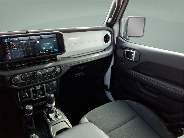 Used 2025 Jeep Wrangler Unlimited Sahara AWD/4WD image 18