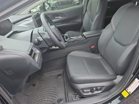 Used 2025 Toyota Prius FWD image 11