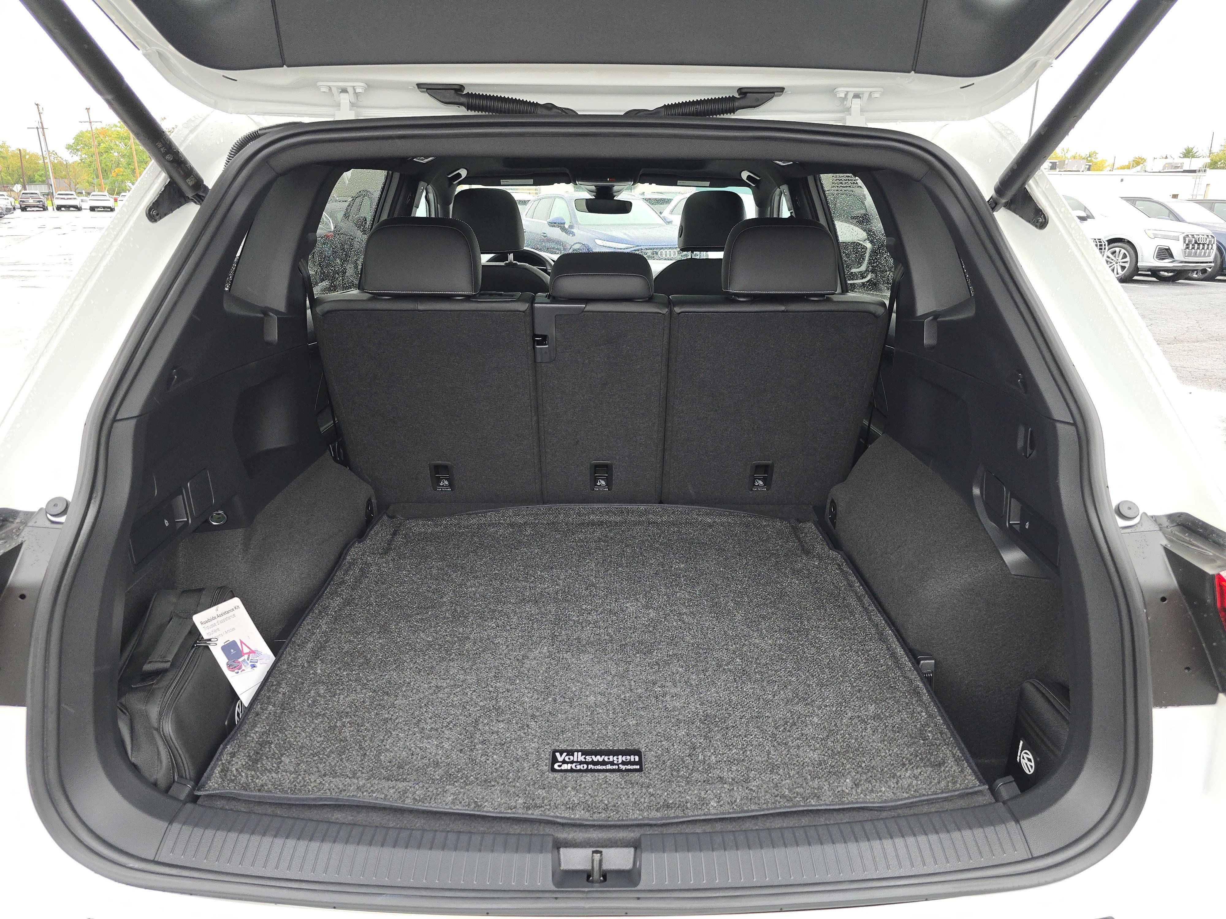 Certified 2024 Volkswagen Tiguan SE R-Line AWD/4WD image 17