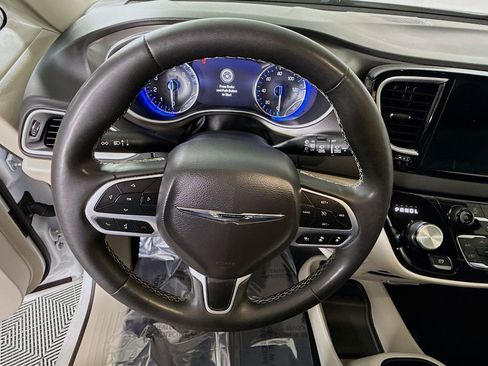 Used 2024 Chrysler Pacifica Touring-L image 20