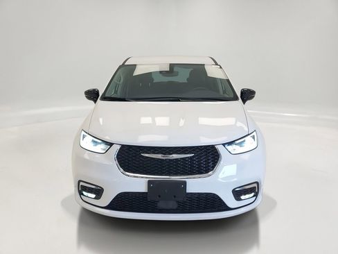 Used 2024 Chrysler Pacifica Touring-L FWD image 2