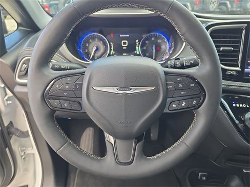 Certified 2024 Chrysler Pacifica Touring image 25