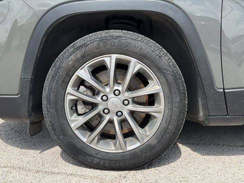 Used 2021 Jeep Cherokee Latitude Plus FWD image 7