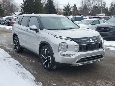Used 2024 Mitsubishi Outlander SE image 2