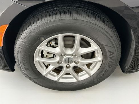Used 2024 Chrysler Pacifica Touring-L FWD image 11
