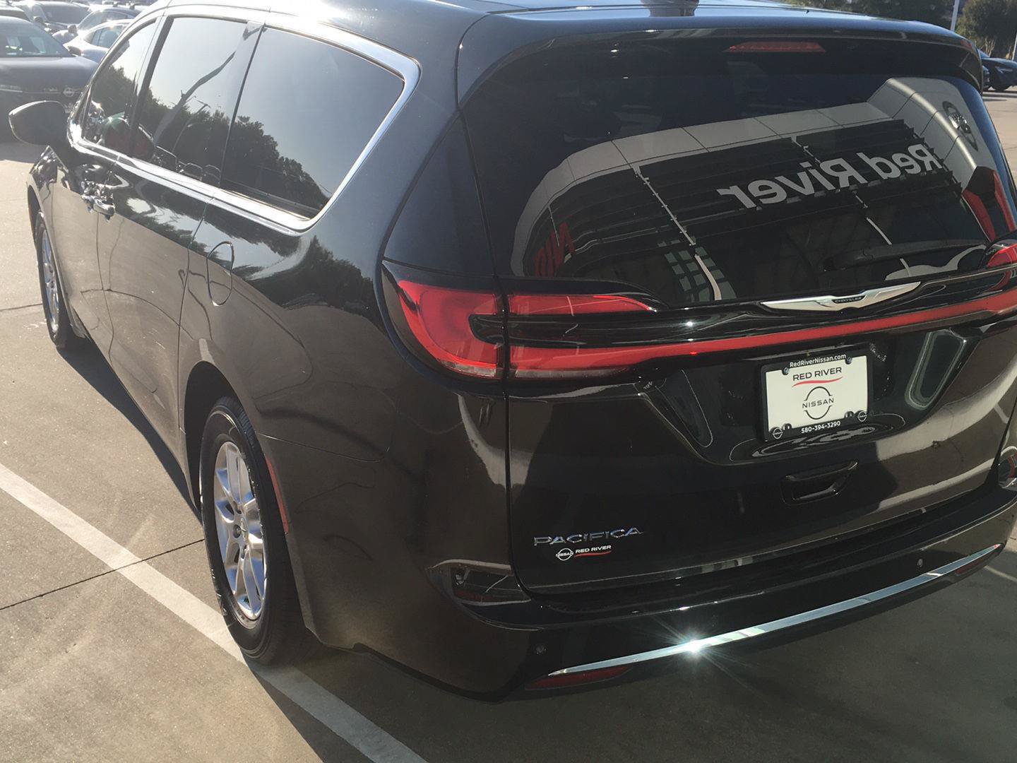 Used 2023 Chrysler Pacifica Touring FWD image 9