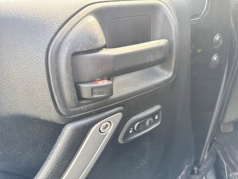 Used 2016 Jeep Wrangler Unlimited Rubicon w/ Connectivity Group AWD/4WD image 25