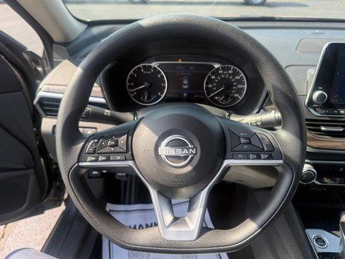 Used 2025 Nissan Altima 2.5 SV FWD image 9