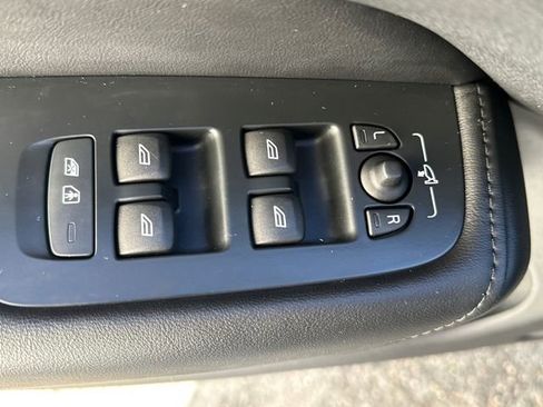 Used 2025 Volvo XC60 B5 Plus image 22