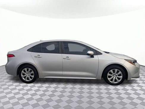 Used 2021 Toyota Corolla LE image 2