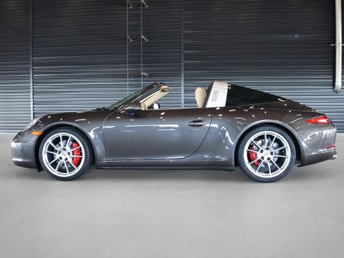 Used 2015 Porsche 911 Targa 4S image 2