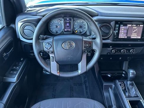 Certified 2017 Toyota Tacoma TRD Off-Road image 18