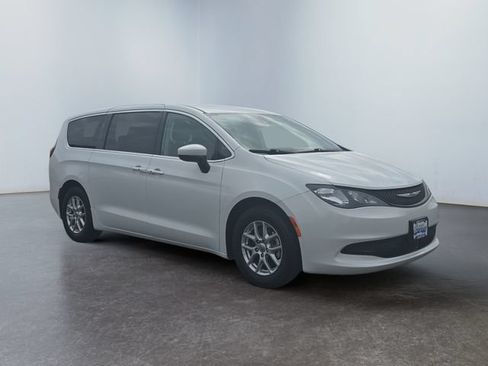 Used 2023 Chrysler Voyager LX FWD image 7