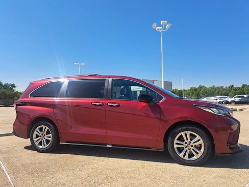 Used 2022 Toyota Sienna XSE AWD/4WD image 3