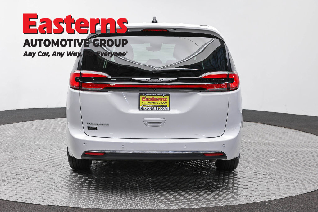 Used 2023 Chrysler Pacifica Touring-L FWD image 7