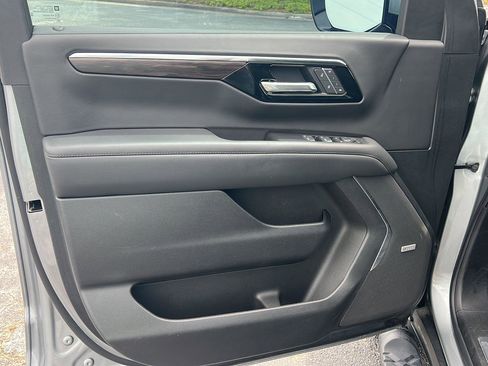 Used 2025 Chevrolet Tahoe Z71 w/ Z71 Off-Road Package AWD/4WD image 18