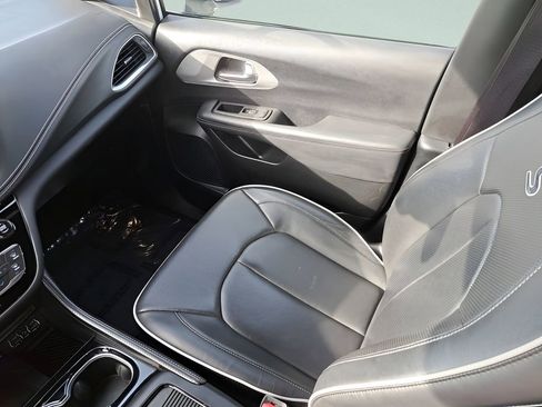 Used 2025 Chrysler Pacifica Limited image 12