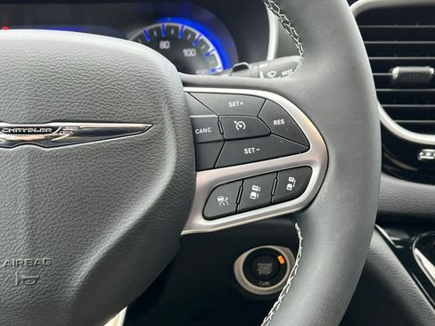 Used 2026 Chrysler Pacifica Select image 20