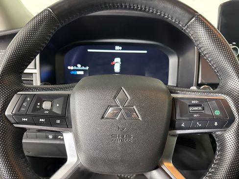 Used 2024 Mitsubishi Outlander SE image 11