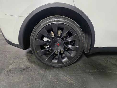 Used 2022 Tesla Model Y Long Range image 39