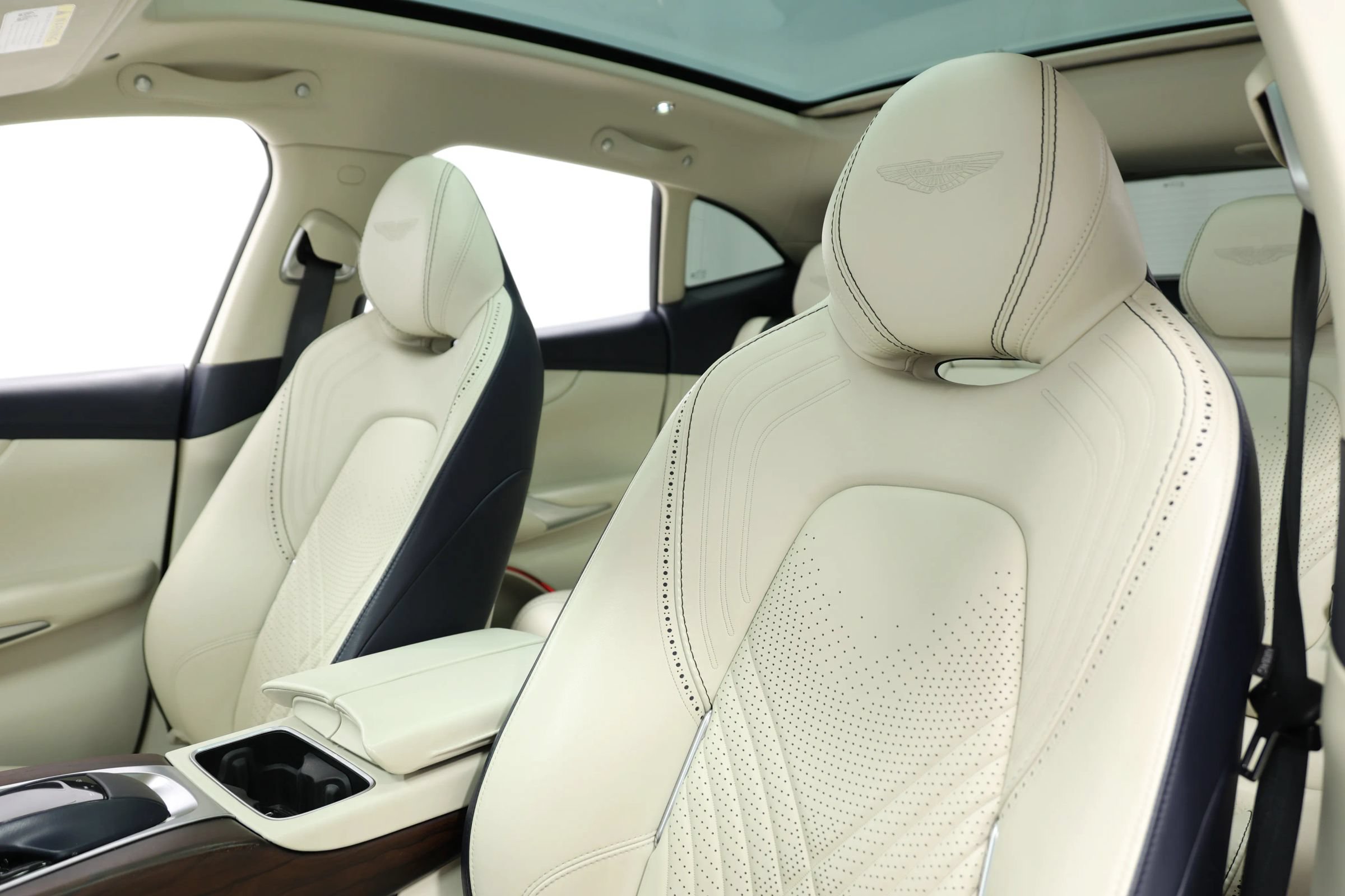 Used 2021 Aston Martin DBX AWD/4WD image 17