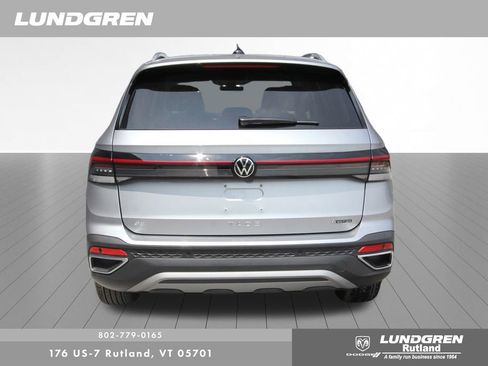 Used 2025 Volkswagen Taos SE image 31