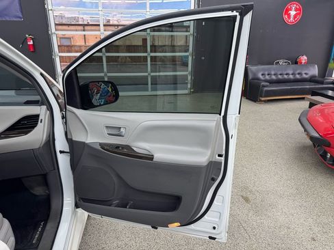 Used 2018 Toyota Sienna XLE Premium image 19