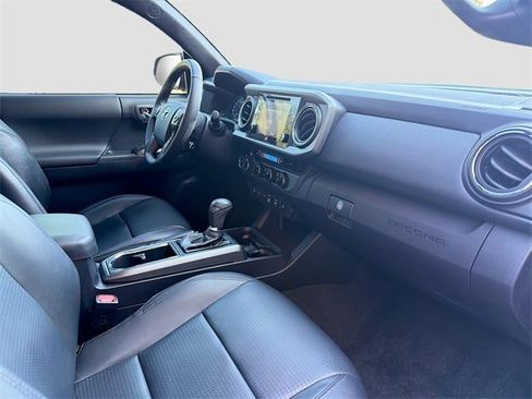 Used 2018 Toyota Tacoma TRD Sport image 13