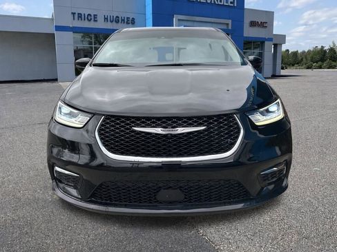 Used 2024 Chrysler Pacifica Touring-L image 3