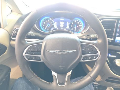 Used 2024 Chrysler Pacifica Touring-L FWD image 24