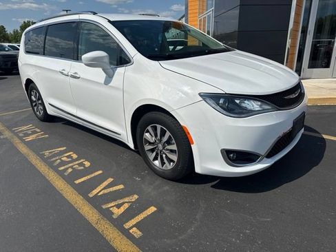 Used 2020 Chrysler Pacifica Touring-L Plus FWD image 2