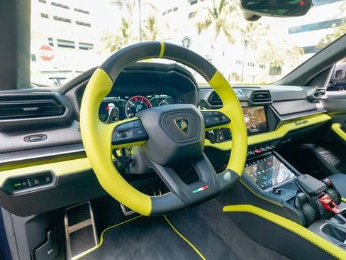 Used 2025 Lamborghini Urus SE image 56