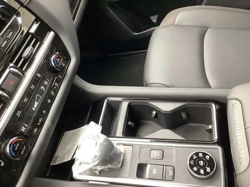 New 2025 Nissan Pathfinder SL w/ Black Appearance Package image 28