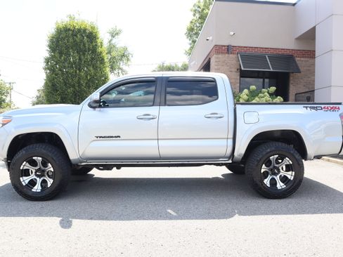 Used 2022 Toyota Tacoma TRD Sport AWD/4WD image 11
