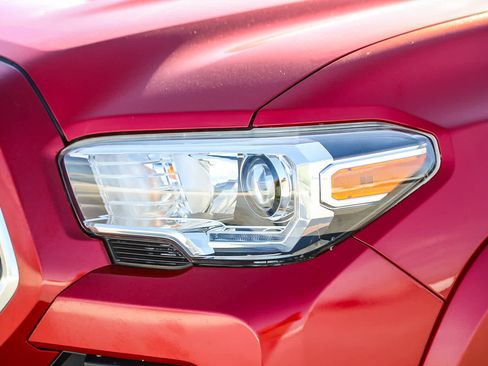 Used 2018 Toyota Tacoma TRD Sport image 8