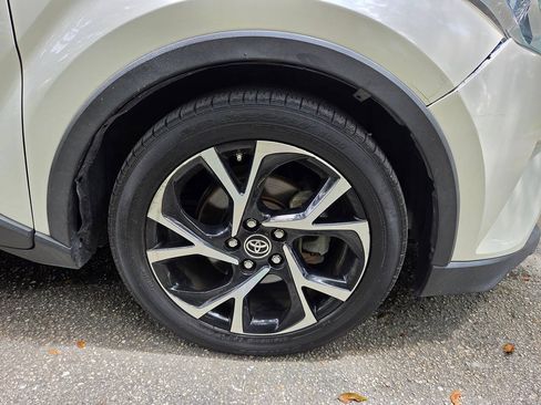 Used 2019 Toyota C-HR XLE FWD image 18