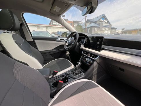 New 2025 Volkswagen Taos SE image 17