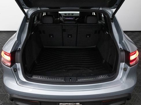 Certified 2025 Porsche Macan AWD/4WD image 32