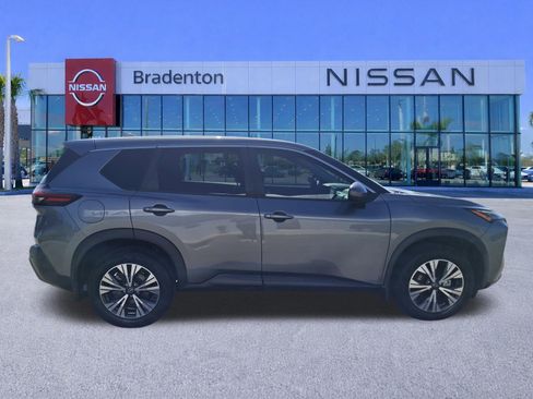 Used 2022 Nissan Rogue SV FWD image 4