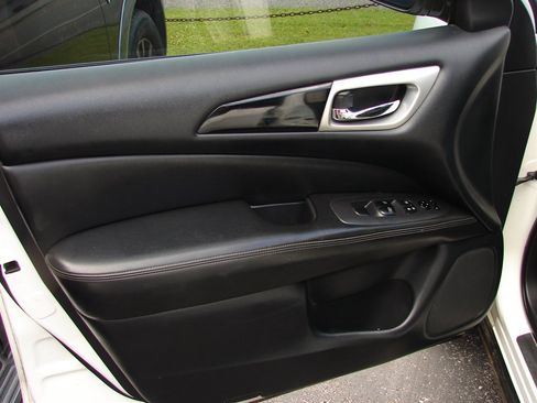 Used 2018 Nissan Pathfinder SV image 5