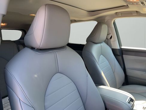 Used 2023 Toyota Highlander XLE image 18