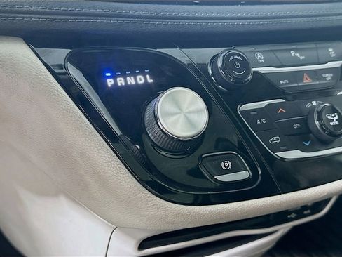 Used 2020 Chrysler Pacifica Limited image 16