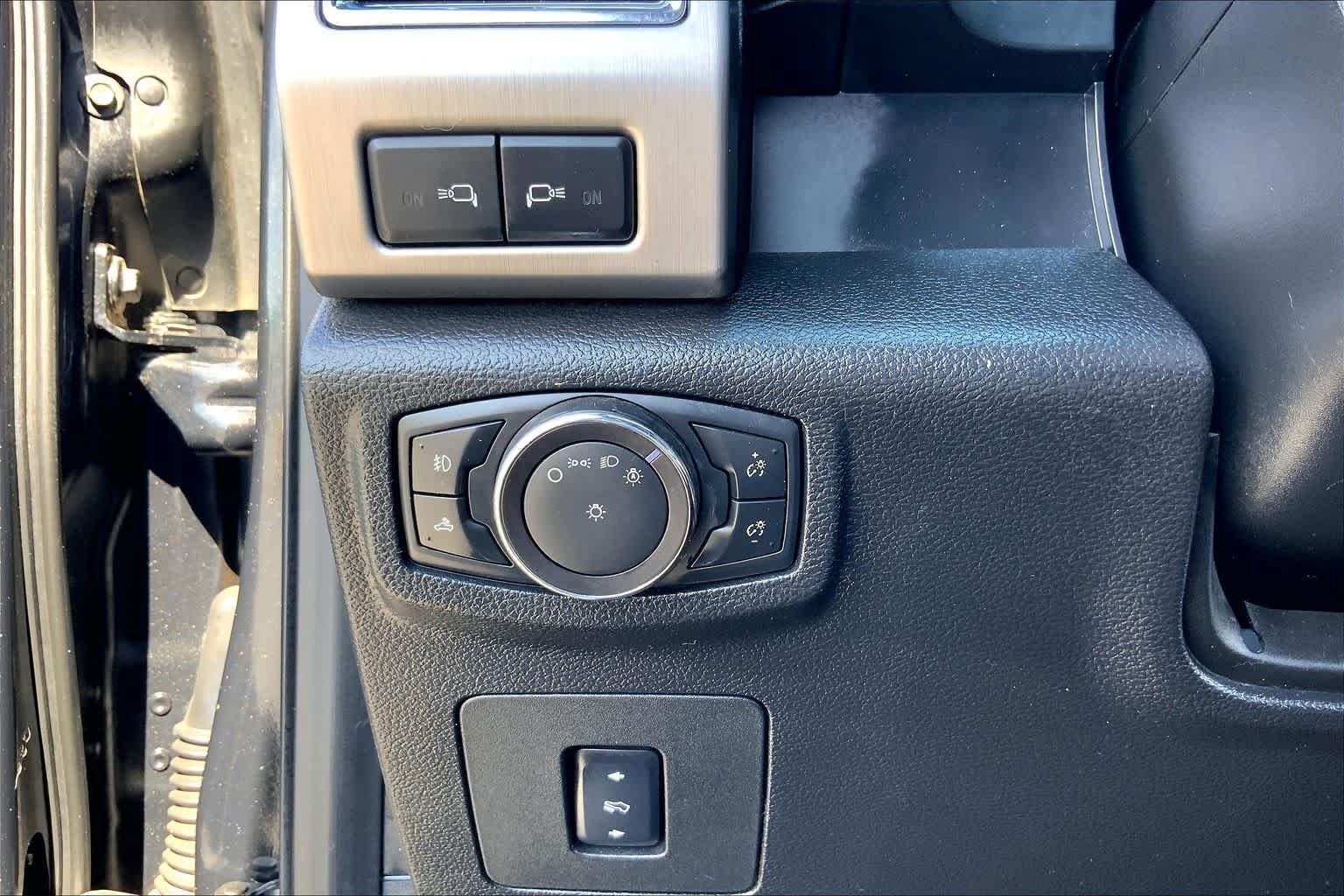 Used 2015 Ford F150 Platinum w/ Equipment Group 701A Luxury AWD/4WD image 33