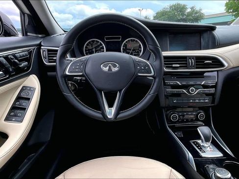 Used 2018 INFINITI QX30 Premium w/ Navigation Package FWD image 7