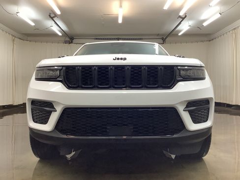 Used 2023 Jeep Grand Cherokee Altitude AWD/4WD image 10