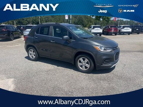 Used 2020 Chevrolet Trax LT w/ LT Convenience Package image 1