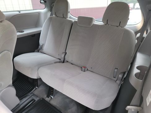 Used 2018 Toyota Sienna LE w/ Carpet Mat Package FWD image 12