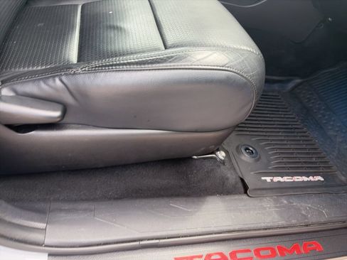 Used 2020 Toyota Tacoma TRD Sport w/ TRD Premium Sport Package AWD/4WD image 31